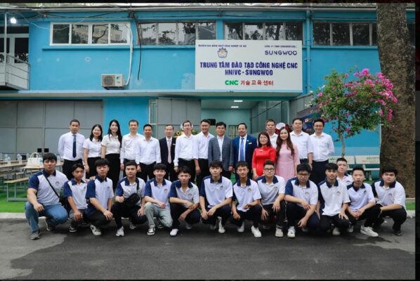 Sinh viên tham gia hoạt động thực tập làm việc tại nhà máy